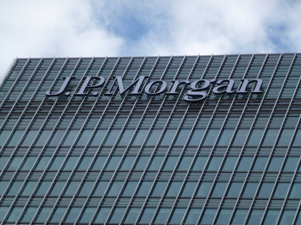 Zysk JPMorgan przewyższa prognozy, chociaż dochód z odsetek nie spełnia oczekiwań
